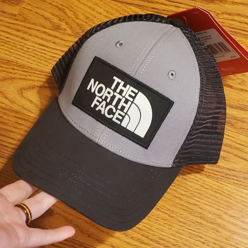 THE NORTH FACE NWT TRUCKER SNAPBACK
